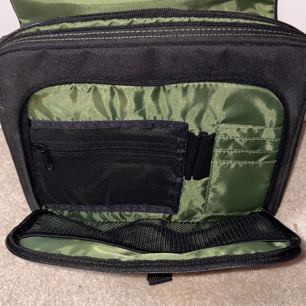ITEM NO. 67: Targus Black iPad Bag/Tablet Bag With Adjustable Strap & Handle